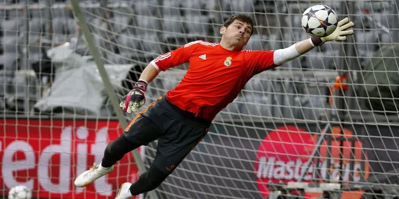Đội Hình Huyền Thoại Real Madrid Trong Lịch Sử 113 Năm 2 Iker Casillas - Thủ thành xuất sắc nhất Real Madrid mọi thời đại